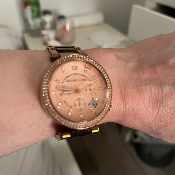 Michael Kors Chronograph Parker
Rose Gold-tone Tortoise Acrylic
Watch MK5538 - Picture 3 of 7